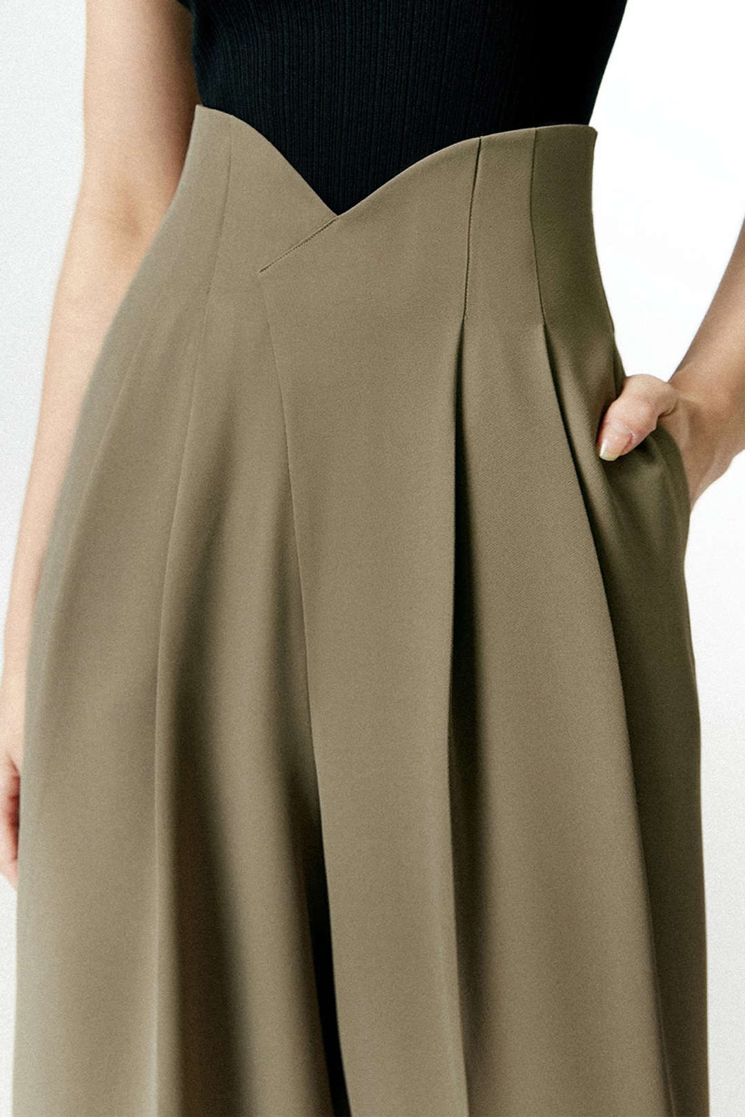 Pantalon large plissé asymétrique