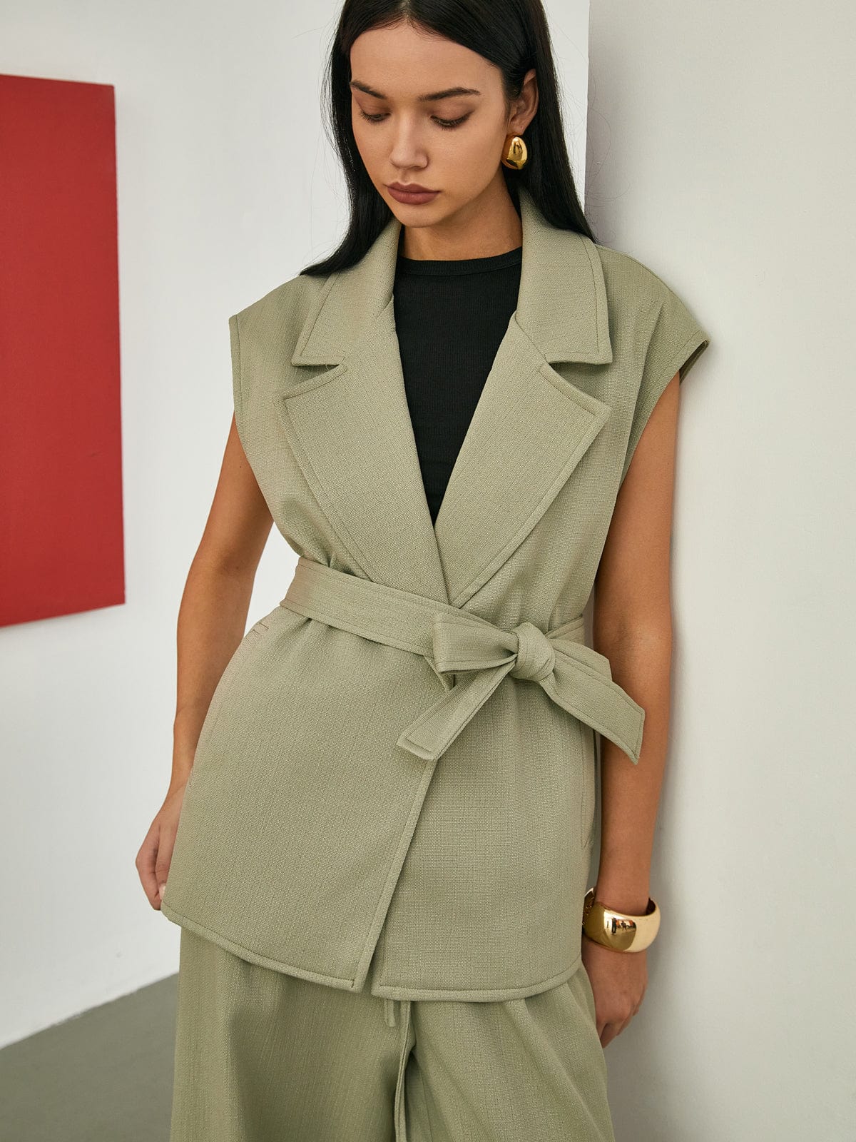 Gilet ajusté uni avec ceinture