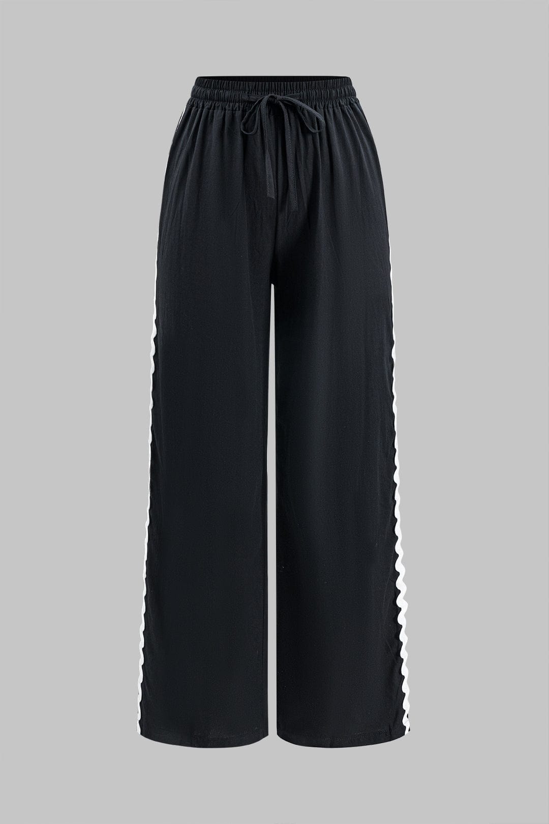 Ensemble élégant deux pièces avec top froncé et pantalon large noué.