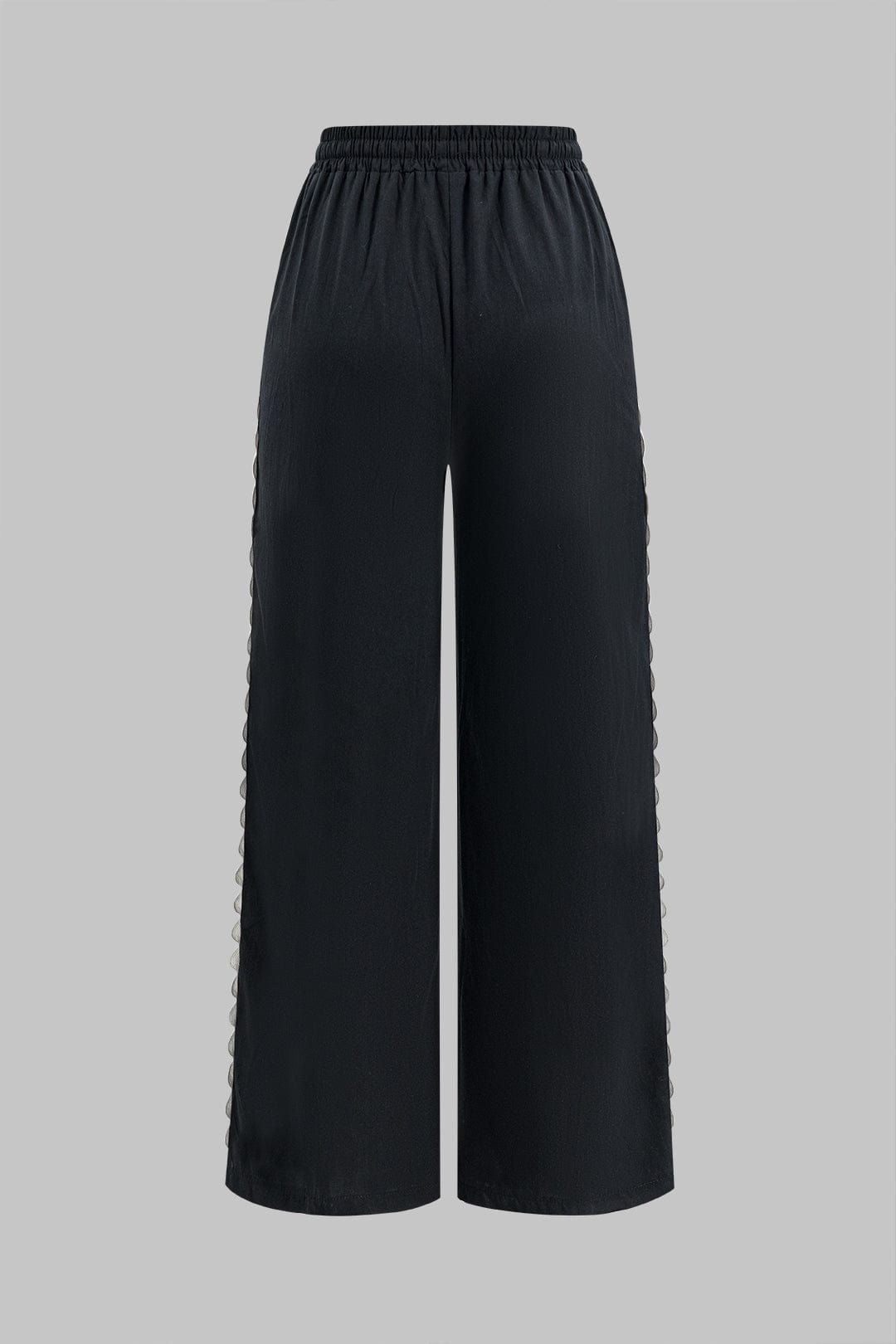 Ensemble élégant deux pièces avec top froncé et pantalon large noué.