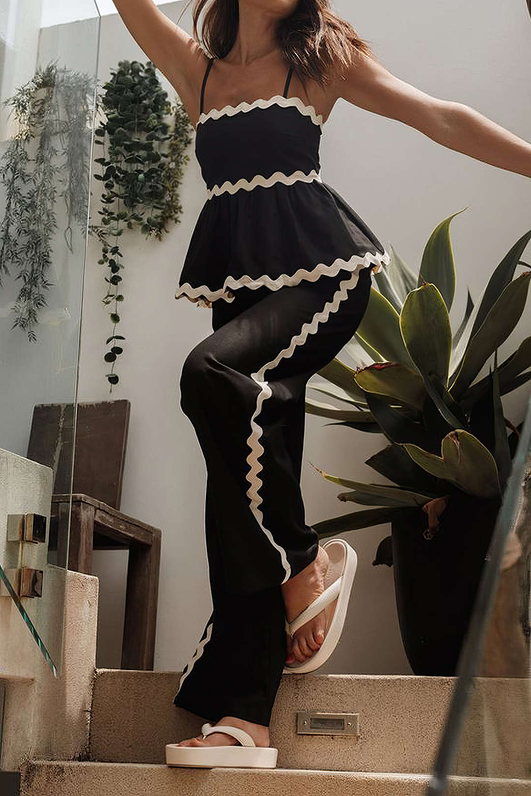 Ensemble élégant deux pièces avec top froncé et pantalon large noué.