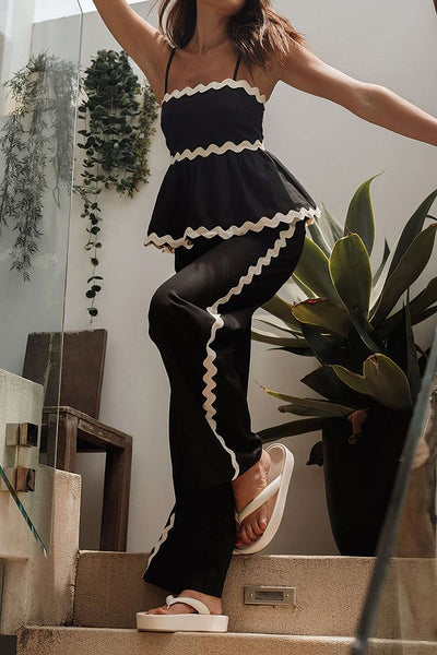 Ensemble élégant deux pièces avec top froncé et pantalon large noué.