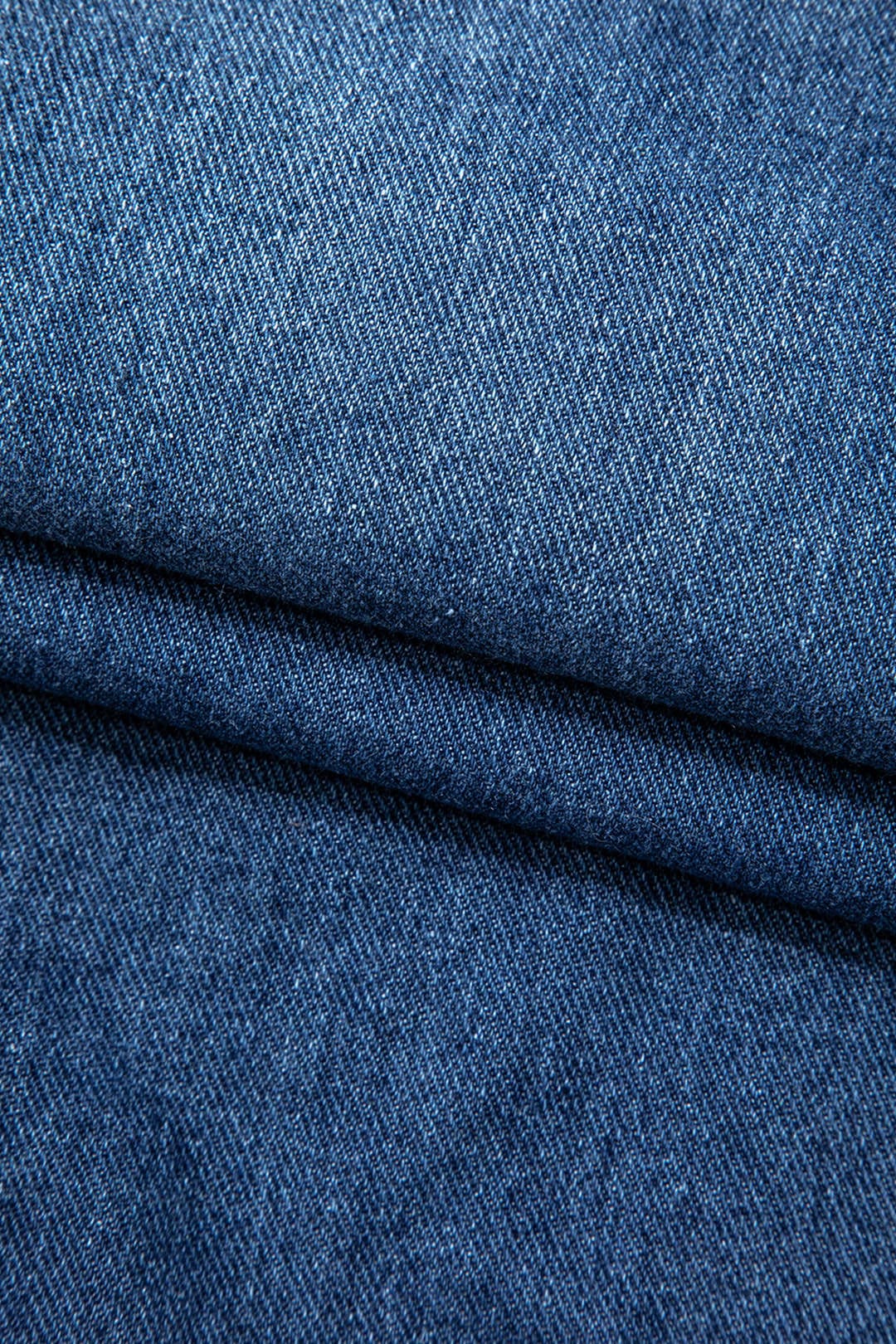 Jean en denim déchiré avec zip, effet usé et coupe ajustée. Pantalon tendance pour un style casual et urbain.