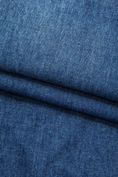 Jean en denim déchiré avec zip, effet usé et coupe ajustée. Pantalon tendance pour un style casual et urbain.
