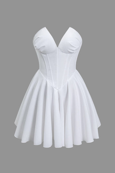 Robe bustier drapée courte, élégante et ajustée pour une allure glamour.