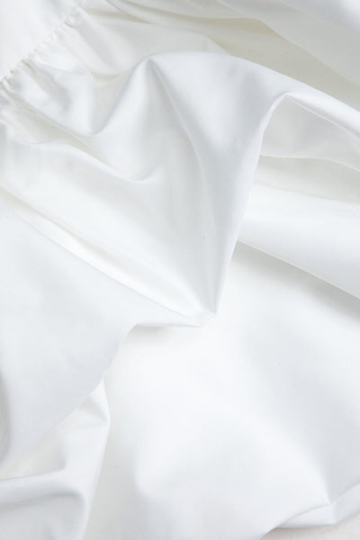 Robe bustier mini froncée avec ourlet bouffant, élégante et moderne, pour soirées.