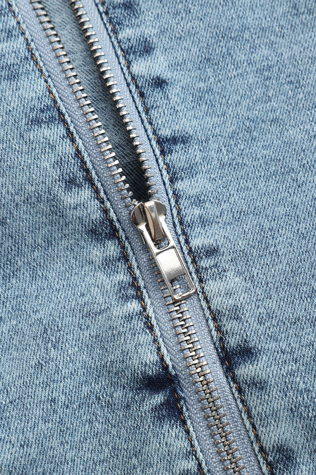 Robe corset zippée en denim, manches longues et coupe ajustée pour un look tendance et féminin.
