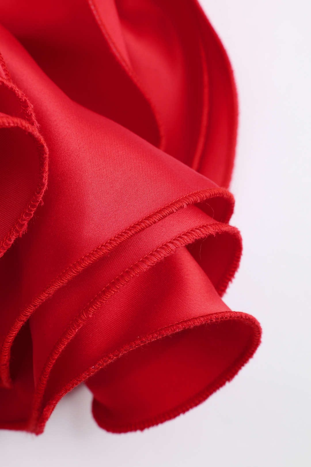 Robe mini dos nu à col halter, ajustée, pour un style décontracté et sexy.