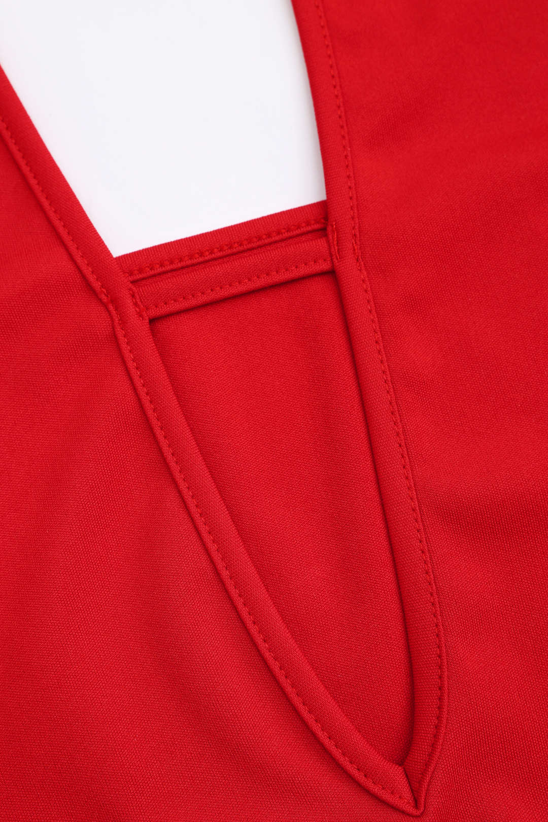 Robe mini dos nu à col halter, ajustée, pour un style décontracté et sexy.