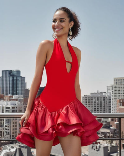 Robe mini dos nu à col halter, ajustée, pour un style décontracté et sexy.