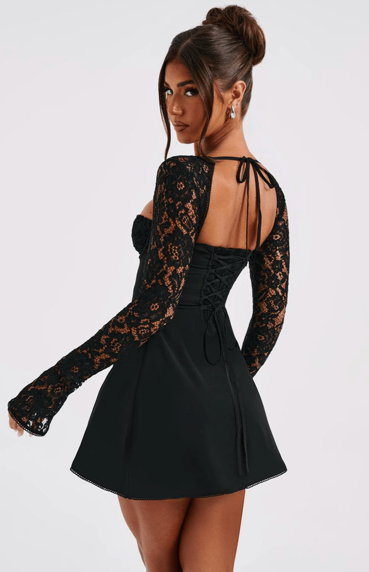 Robe en dentelle à manches