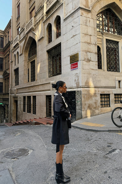 Veste Noire à Col Croisé